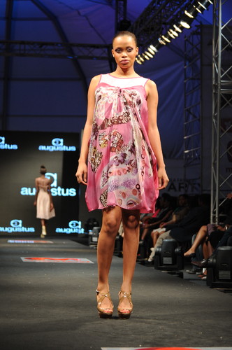 Vestido por Augustus