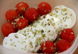 tomate cherry, queijo fresco_Põe-te na linha.jpg