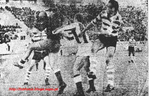 1957-58-sporting-fcb-braulio bloca sob a ameaça d