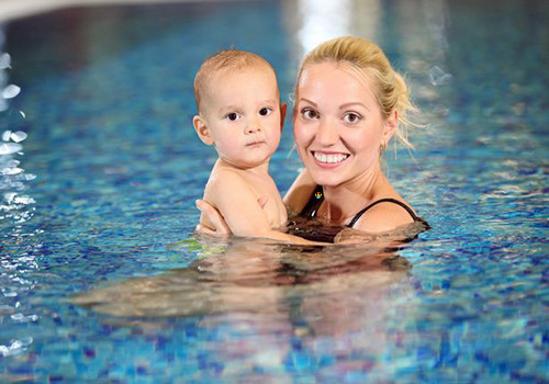 HD Mãe expulsa da piscina por amamentar filho de 