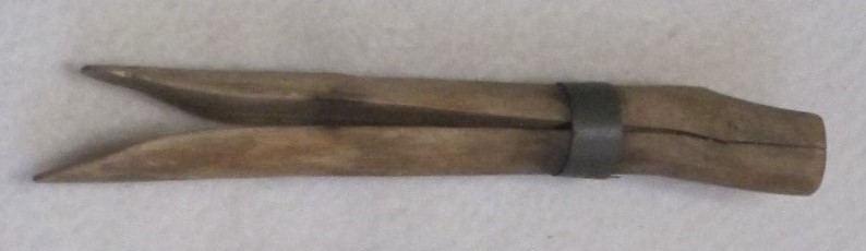 Mola_basica_com_anel_metalico_antiga.JPG
