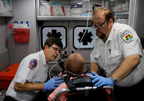HD Ferido foge de ambulância, paramédicos sob ef