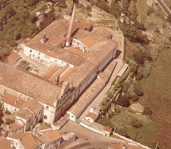 Edifício inserido na entrada da fábrica.jpg