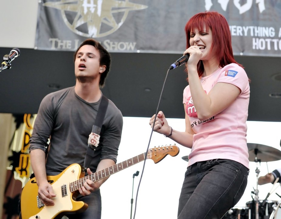 Twilight+Cast+Paramore+Lost+Show+Performance+KBSeL