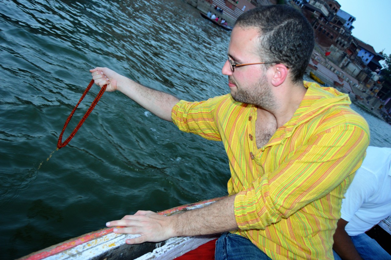 Um passeio calmo e cultural pelo rio Ganges na Índia