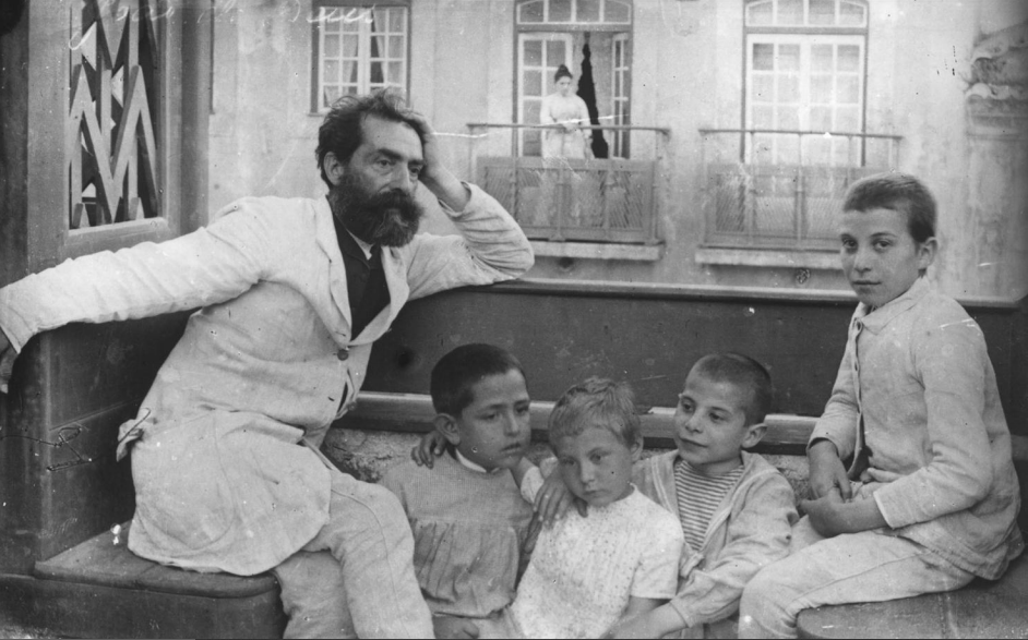 joao de deus e criancas.PNG