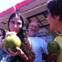 Yoani Sánchez bebe água de coco em Copacabana - 