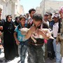 Pai retira filho escombros em Aleppo, Síria