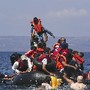 Refugiados sírios e afegãos no mar mediterrâneo