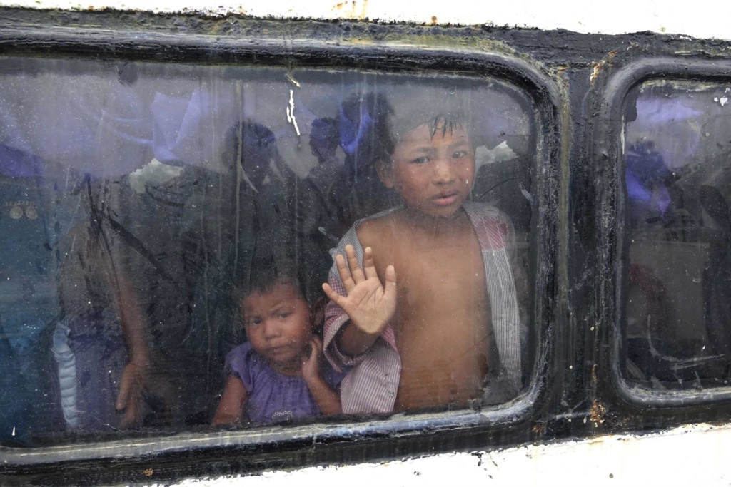 Crianças rohingya fogem da Birmânia para chegar 
