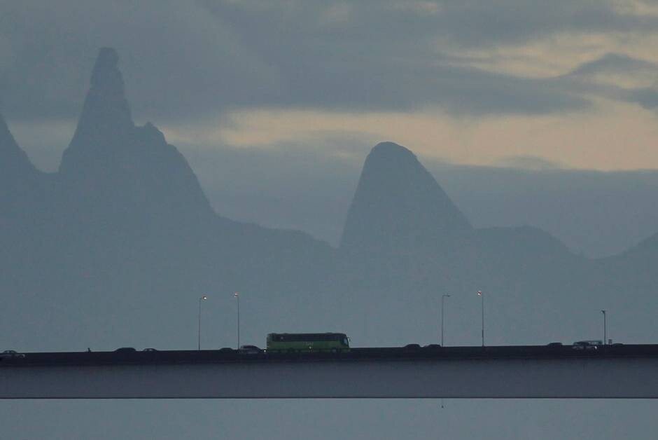 A Ponte Rio-Niter&oacute;i com o pico Dedo de Deus ao fu