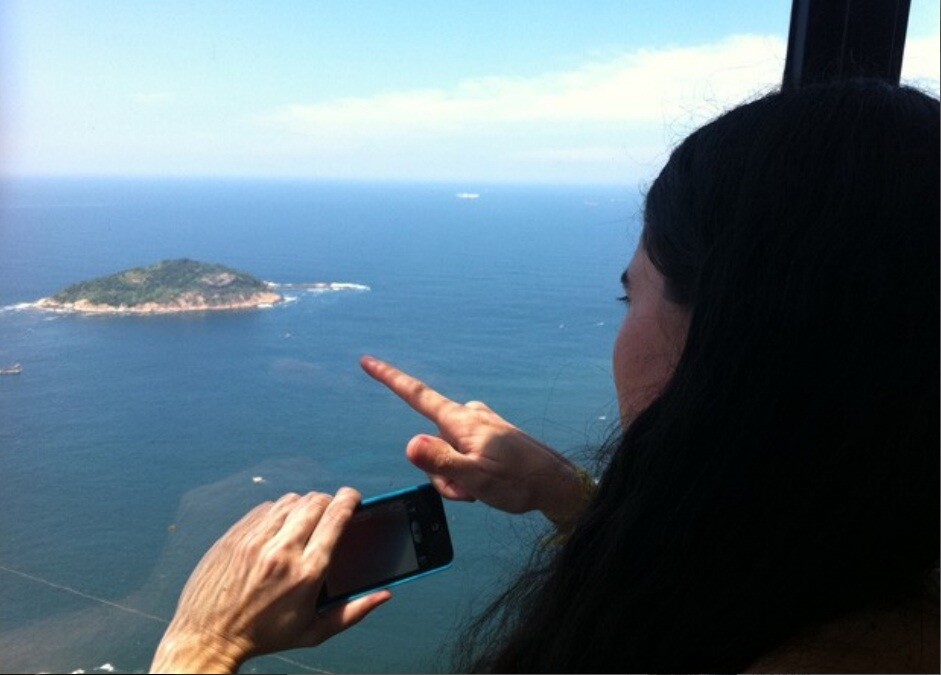 Yoani Sanches - Observa o mar e a Ilha de Cotundub