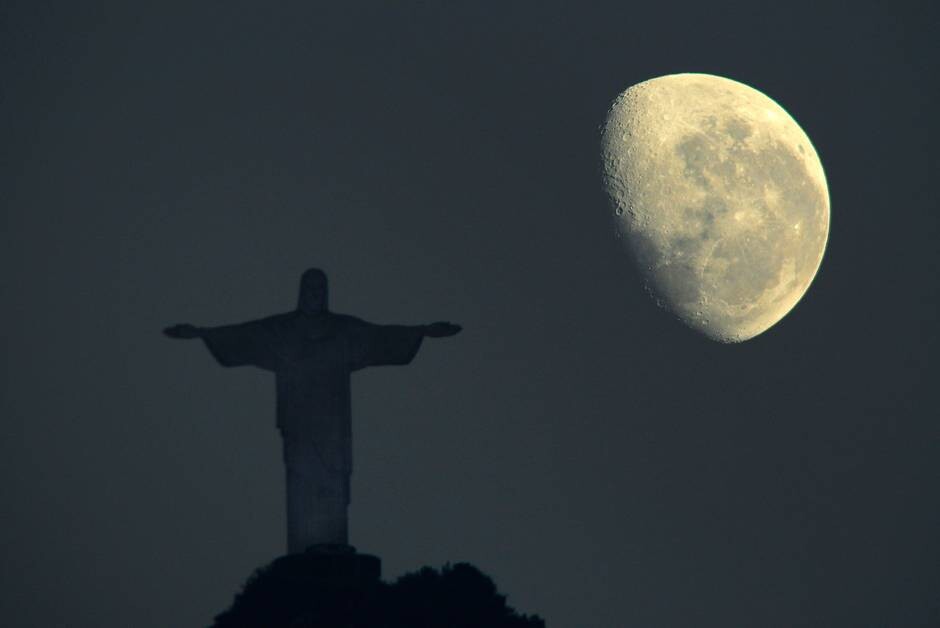 A lua &eacute; aben&ccedil;oada pelo Cristo Redentor pouco ant