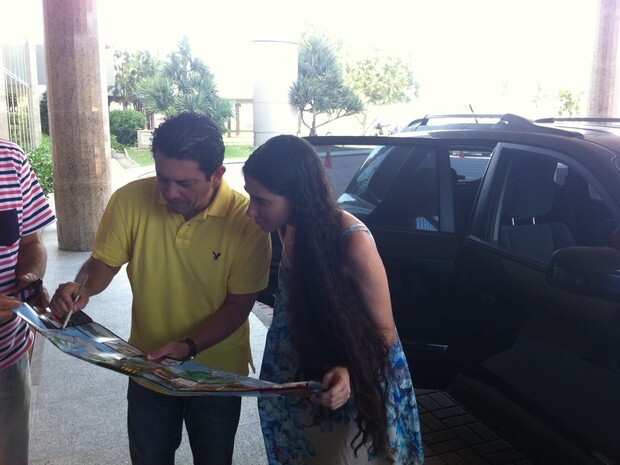 Yoani S&aacute;nchez v&ecirc; mapa do Rio ao lado do deputado