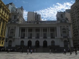Câmara Municipal do Rio fica na Cinelândia, no c