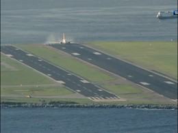 Aerooporto Santos Dumont coma baia de Guanabara ao
