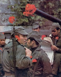 Militares-com-cravos-encarnados.jpg