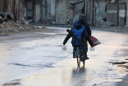 Rebelde com arma e comida bicicleta Alepo, Síria 