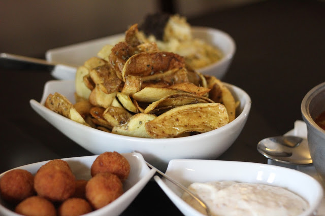 cidadela de cascais + taberna da praça + pestiscos + lascas de batata + ervilhas com ovos escalfados + bacalhau à brás + croquetes de alheira cidadela de cascais + taberna da praça + pestiscos + lascas de batata + ervilhas com ovos escalfados + bacalhau à brás + croquetes de alheira